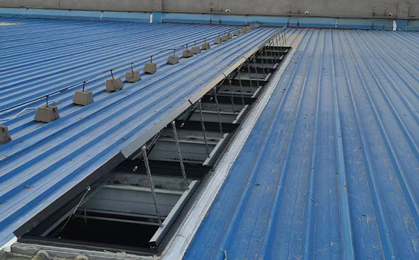 某城市大型商业综合体中庭汉滨排烟窗工程