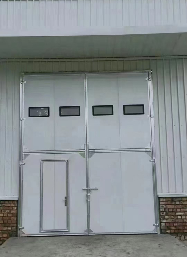 汉滨工业门在设备装配车间出入口的实施记录